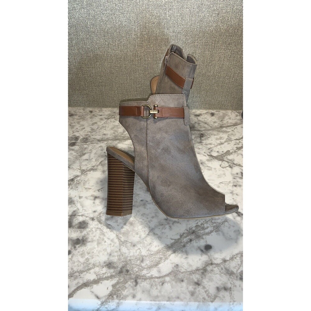 Bamboo stash size 8.5 peep toe beige bootie